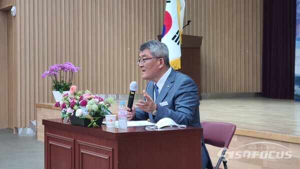 김학동 예천군수가 기자간담회에서 경북도청신도시 활성화 방안을 발표하고 있다.ⓒ김영삼자