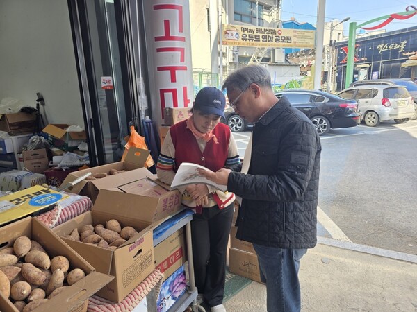 해남 원도심 매출 비법노트 배부하며 설명을 하고 있다. 사진/해남군청