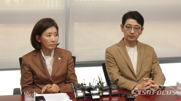 20일 국민의힘 나경원(좌), 주진우 의원(우)이 국회에서 패스트트랙 선고 관련 긴급 기자회견을 하고 있다. 사진 /  김경민 기자