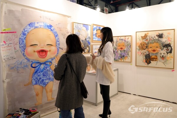 21일 관람객들이 전시 작품을 살펴보고 있다.(1) [사진 / 오훈 기자]