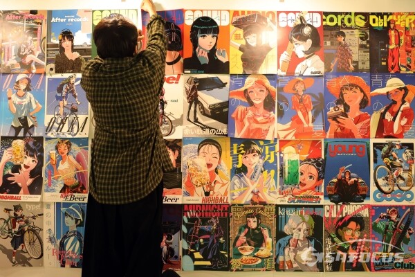 21일 관람객들이 전시 작품을 살펴보고 있다.(2) [사진 / 오훈 기자]