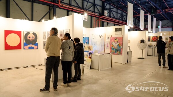 21일 관람객들이 전시 작품을 살펴보고 있다.(3) [사진 / 오훈 기자]