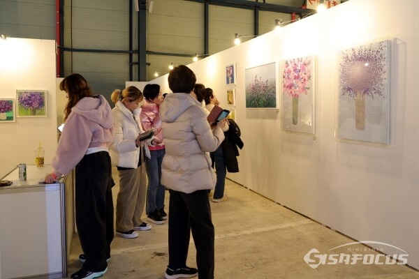 21일 관람객들이 전시 작품을 살펴보고 있다.(5) [사진 / 오훈 기자]