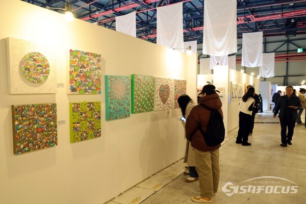 21일 관람객들이 전시 작품을 살펴보고 있다.(6) [사진 / 오훈 기자]