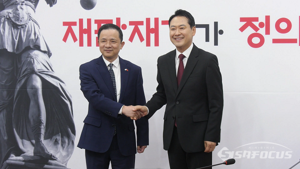 국민의힘 장동혁 당대표가 21일 오후 서울 여의도 국회에서 다이 빙 주한중국대사 접견에서 악수하고 있다. 사진 / 김경민 기자