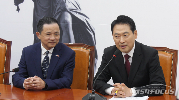 장동혁 국민의힘 대표(우)가 21일 오후 국회에서 다이빙 주한중국대사를 접견한 가운데 발언하고 있다. 사진 / 김경민 기자