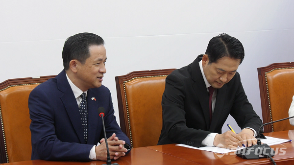 장동혁 국민의힘 대표(우)가 21일 오후 국회에서 다이빙 주한중국대사를 접견한 가운데 다이빙 주한중국대사가 발언하고 있다. 사진 / 김경민 기자