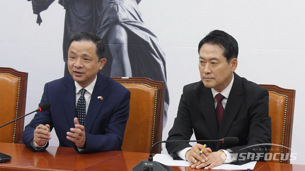 장동혁 국민의힘 대표(우)가 21일 오후 국회에서 다이빙 주한중국대사를 접견한 가운데 다이빙 주한중국대사가 발언하고 있다. 사진 / 김경민 기자