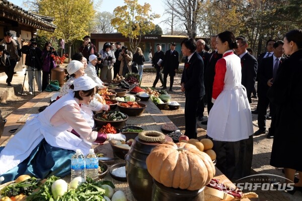 21일 송미령 장관이 김장 시연을 참관하고 있다.(1) [사진 / 오훈 기자]