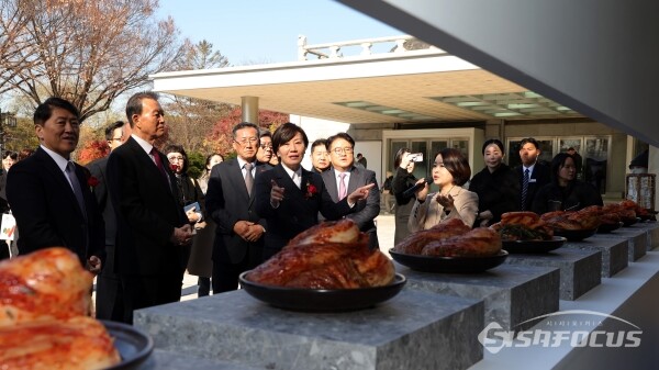 21일 송미령 장관이 김치 품평회 수상작에 대해 설명을 듣고 있다.(2) [사진 / 오훈 기자]