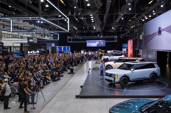 기아가 20일(현지시각) 미국 로스엔젤레스 컨벤션센터에서 열린 LA오토쇼에서 풀체인지 신형 텔루라이드를 공개했다. ⓒ기아