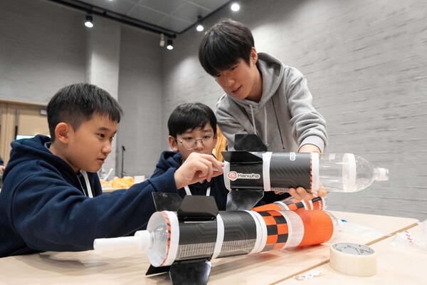 'Lift off, my NURI' 참여 학생들이 3단분리형 물로켓을 제작하고 있다 ⓒ한화