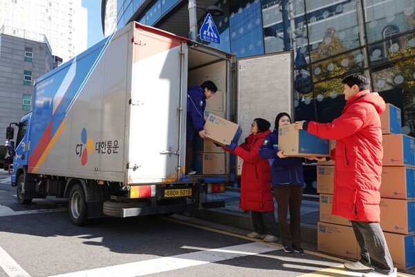 서울 서대문구 충정로 구세군 대한본영에서 CJ대한통운과 구세군 직원들이 자선모금 물품이 담긴 택배상자들을 주고받고 있다 ⓒCJ대한통운