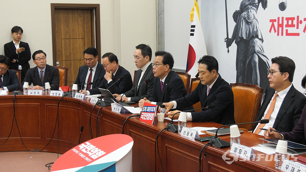 국민의힘  장동혁 대표 및 송언석 원내대표를 비롯 최고위원들이 24일 오전 서울 여의도 국회에서 최고위원회의를 하고 있다. 사진 / 김경민 기자