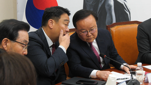 국민의힘 정희용 의원과 김재원 최고위원이 24일 오전 서울 여의도 국회에서 열린 최고위원회의에서 귓속말 대화를 나누고 있다. 사진 / 김경민 기자