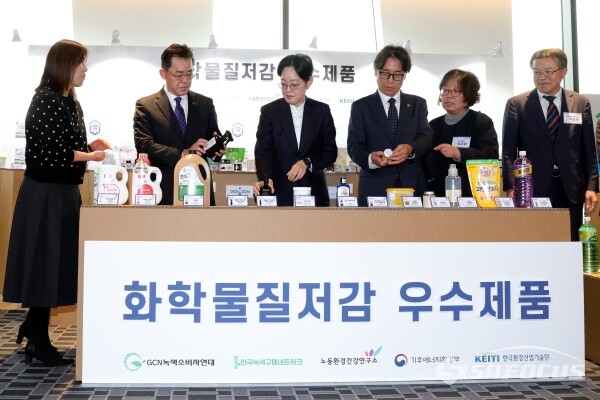 24일 참석자들이 '화학물질저감 우수제품'을 살펴보고 있다.(2) [사진 / 오훈 기자]