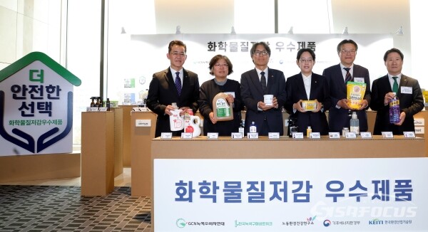 24일 임상준 환경공단이사장, 유미화 GCN녹색소비자연대 대표, 금한승 기후환경에너지부 제1차관, 조지연 국민의힘 의원, 박연재 환경보건국장, 김영기 한국환경산업기술원 원장 직무대행이 기념촬영을 하고 있다.(2) [사진 / 오훈 기자]