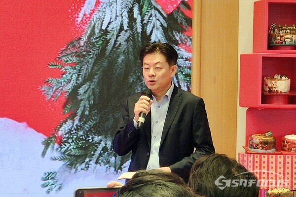 전진경 비알코리아 개발실(LAB)장(전무)이 배스킨라빈스 홀리데이 판타지 테마 아이스크림 케이크 18종에 대해 설명하고 있다.(사진 / 강민 기자)