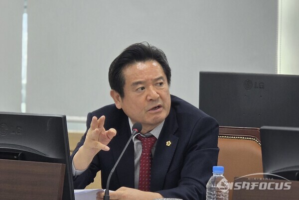 24일 이칠구 기획경제위원이 경북도 에너지산업국 소관 2026년도 예산안 심사에서 포항 철강산업의 구조적 위기와 이차전지 산업 육성이라는 과제를 해결하기 위해 동해안발전본부의 조직 재편이 필요성을 강조하고 있다.ⓒ김영삼 기자