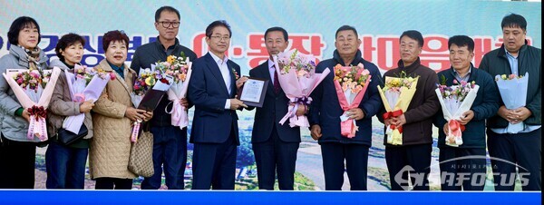 24일 이철우 경북도지사(왼쪽부터 5번째)가 ‘경북 이통장 한마음 대회’에서 초대형 산불 주민대피와 경주 APEC 정상회의 성공개최에 헌신한 이통장들에게 표창을 수여하고 기념 촬영하고 있다.ⓒ김영삼 기자