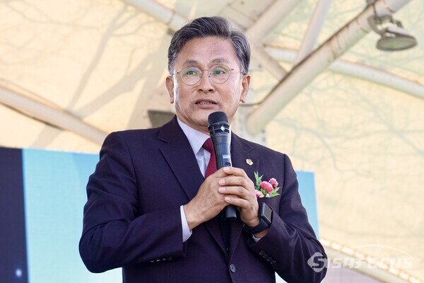 24일 박성만 경북도의회 의장이 지역 곳곳에서 묵묵히 주민과 행정의 가교 역할을 수행해 오신 모든 이·통장들에게 깊은 감사의 마음을 전하고 있다.ⓒ김영삼 기자