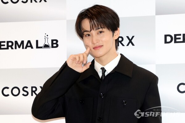 24일 NCT 마크가 포즈를 취하고 있다.(1) [사진 / 오훈 기자]