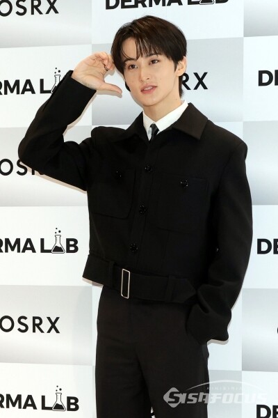 24일 NCT 마크가 포즈를 취하고 있다.(2) [사진 / 오훈 기자]