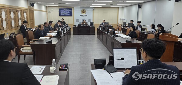 24일 경북도의회 기획경제위원회가 경북도 에너지산업국과 경제혁신추진단, 대변인실, 미래전략기획단 소관 예산안을 심사하고 있다.ⓒ김영삼 기자