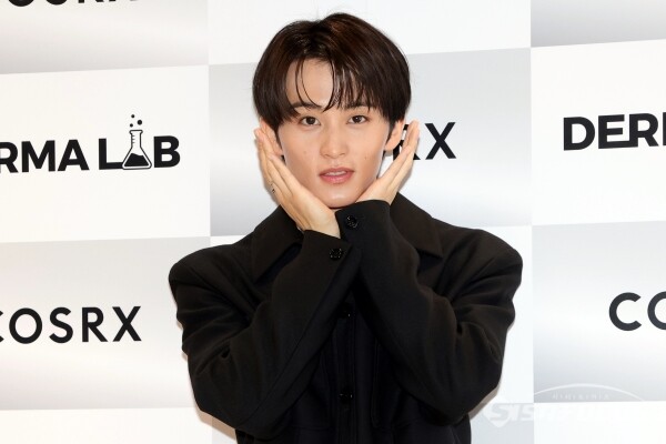 24일 NCT 마크가 포즈를 취하고 있다.(1) [사진 / 오훈 기자]