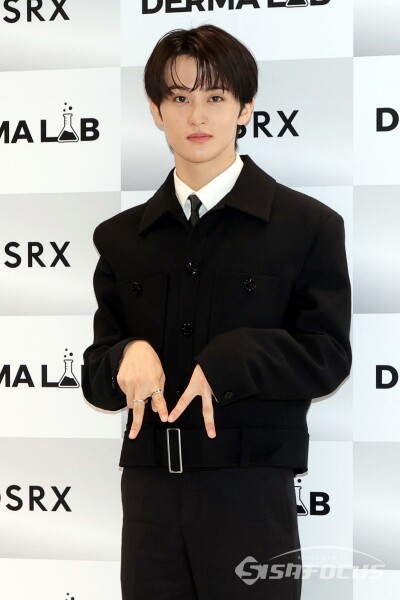 24일 NCT 마크가 포즈를 취하고 있다.(2) [사진 / 오훈 기자]