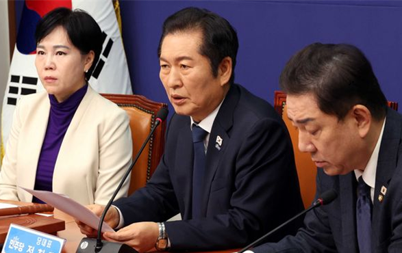 정청래 더불어민주당 대표가 24일 서울 여의도 국회에서 열린 최고위원회의에서 발언을 하고 있다. ⓒ뉴시스