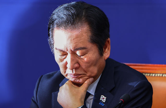 정청래 더불어민주당 대표가 24일 오후 국회에서 열린 민주당 국방안보특별위원회 출범식 및 제1차 회의에서 생각에 잠겨 있는 모습. ⓒ뉴시스