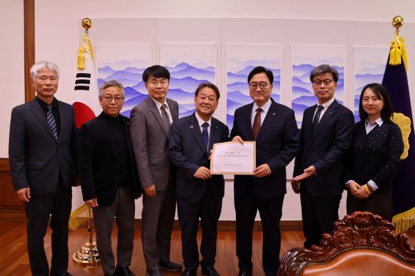 한영태 위원장이 국회를 찾아 우원식 의장을 만나 기념촬영 하는 모습(사진우측 네번째 한영태 위원장). 사진/한영태 위원장실