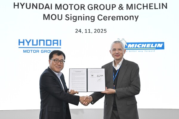 현대자동차·기아가 지난 24일 경기도 화성시 남양연구소에서 타이어 제조 업체인 미쉐린(Michelin)과 주행 퍼포먼스를 높이는 타이어 공동 개발 업무협약(MOU)를 체결했다. 사진은 협약 후 ﻿신용석 제네시스설계센터장, 조지레비 미쉐린 아시아퍼시픽 OE 총괄 부사장(사진순서 왼쪽에서 오른쪽으로) ⓒ현대차