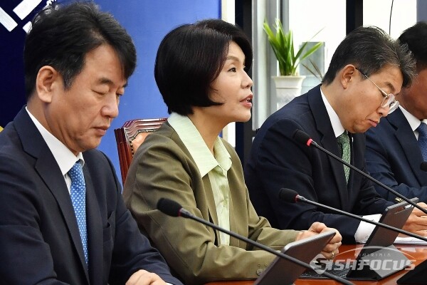 더불어민주당 한정애 정책위의장이 지난 10월21일 국회에서 열린 회의에서 발언을 하고 있다. 사진 / 오훈 기자