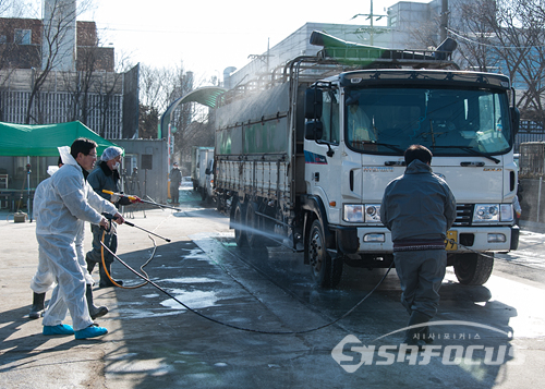 사진은 축산차량 방역 모습 / ⓒ시사포커스DB