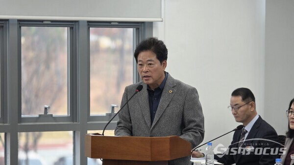 25일 이춘우 경북도의원(영천)이 ‘경상북도 문화의날 지정 및 운영에 대한 조례안’ 제안 설명을 하고 있다.ⓒ김영삼 기자