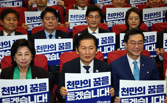 정청래 더불어민주당 대표가 25일 오전 서울 여의도 국회 의원회관에서 열린 ‘민주당 서울시당 천만의 꿈 경청단 출범식’에서 참석자들과 함께 기념촬영하고 있다. ⓒ뉴시스