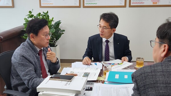 25일 유정근 영주시장 권한대행이 국회를 방문해 박형수 국회의원(왼쪽)에게 사업 당위성을 설명하고 있다.ⓒ영주시