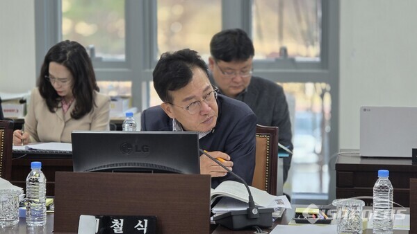 25일 이철식 위원이 크리스마스 관련 행사에 대한 재점검을 요구있다.ⓒ김영삼 기자