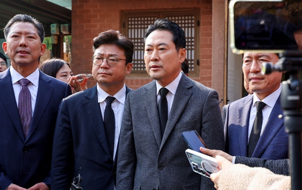 장동혁 국민의힘 대표가 25일 경북 구미시 상모동 박정희 대통령 생가를 방문해 취재진 질문에 답변하고 있다. ⓒ뉴시스