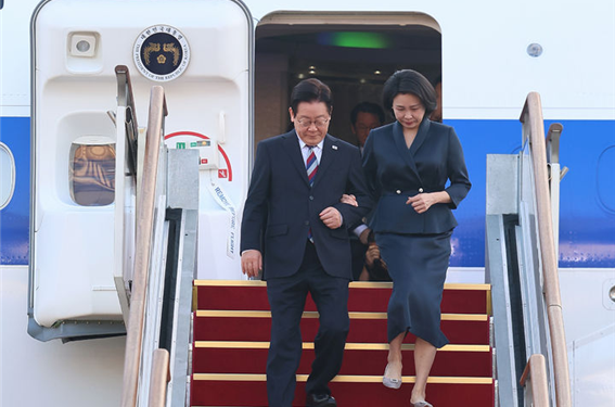 G20 정상회의 등 중동·아프리카 순방 일정을 마친 이재명 대통령과 김혜경 여사가 26일 경기 성남공항에 도착해 공군1호기에서 내리고 있다. ⓒ뉴시스