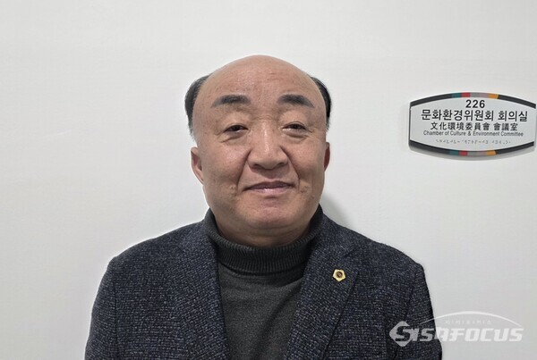 26일 김홍구 경북도의원이 ‘경상북도 물 분쟁 예방을 위한 민·관 협의체 구성 및 운영 조례안’ 제안 설명을 하고 있다.ⓒ김영삼 기자