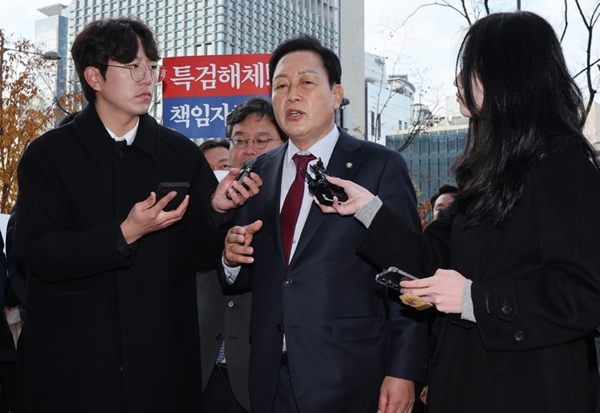 김선교 국민의힘 의원이 26일 서울 종로구 광화문 KT 빌딩에 마련된 김건희 특검(특별검사 민중기) 사무실에 양평 공흥지구 개발 특혜 의혹과 관련해 피의자 신분으로 출석하던 중 취재진의 질문에 답하고 있다. ⓒ뉴시스