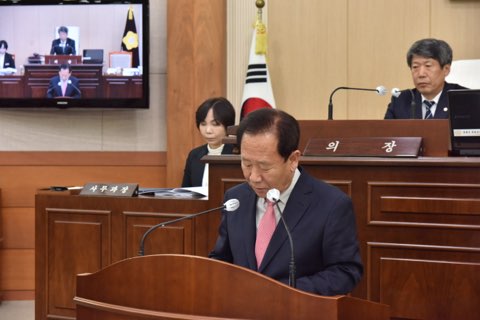 지난 19일 박현국 봉화군수가 제276회 봉화군의회 정례회 시정연설을 통해 이같은 내용을 담은 2026년도 군정 운영 방향을 발표하고 있다.ⓒ봉화군