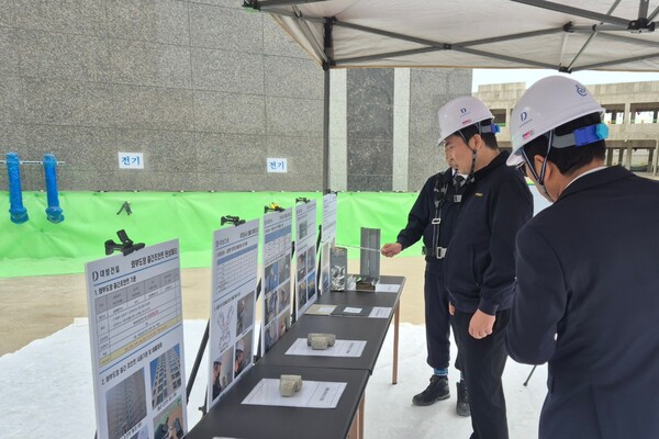 구찬우 대방건설 대표가 지난 17일  ‘부산에코델타시티 1차 디에트르 더 퍼스트’ 를 찾아 안전과 품질을 점검하는 현장 경영에 나섰다. ⓒ대방건설