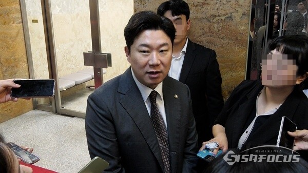 [포토] 취재진의 질문에 답하는 진종오 의원